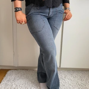 Lågmidjade jeans - Lågmidjade grå/blåa jeans 🩶💙 Innerbenslängd 80cm Midjemått ( rätt över ) 37cm .  Skriv för fler bilder, ev prisförslag 💕