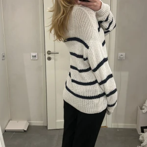 Randig stickad tröja   - Jättesnygg oversized stickad tröja. Inte särskilt använd så inga defekter. Ganska lång🫶💕