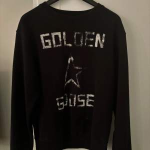 Säljer denna golden goose tröja, den är i bra skick 7/8 av 10. Storlek M. Sitter något mindre