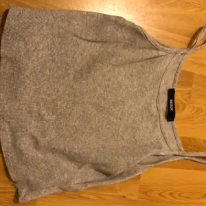 Ett linne från BikBok, den är jätteskön o känns inte alls, du kan ha den under hoodies. Den är i storlek S 