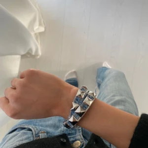 Jeansarmband - Säljer detta jättecoola jeansarmband. 