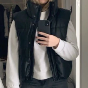 Svart väst - Svart väst från Zara i nyskick! Helt slutsåld 