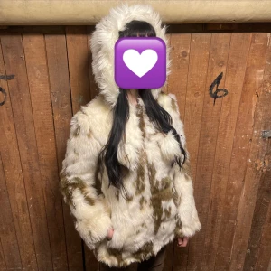 Pälsjacka - Fin pälsjacka med söta detaljer🤍
