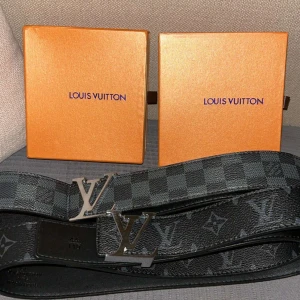 Lv bälten (silver/svart)  - 2 stycken helt nya lv bälten, i storlek 110 och kan köpas tillsammans eller enskilt! Pris kan diskuteras! 650 kr per styck