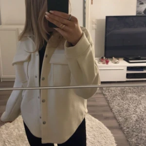 Jacka från Gina tricot - Säljer denna jacka i stl S från Gina tricot, knappt använd. Säljer då den ej kommer till användning🩷💕💞💗