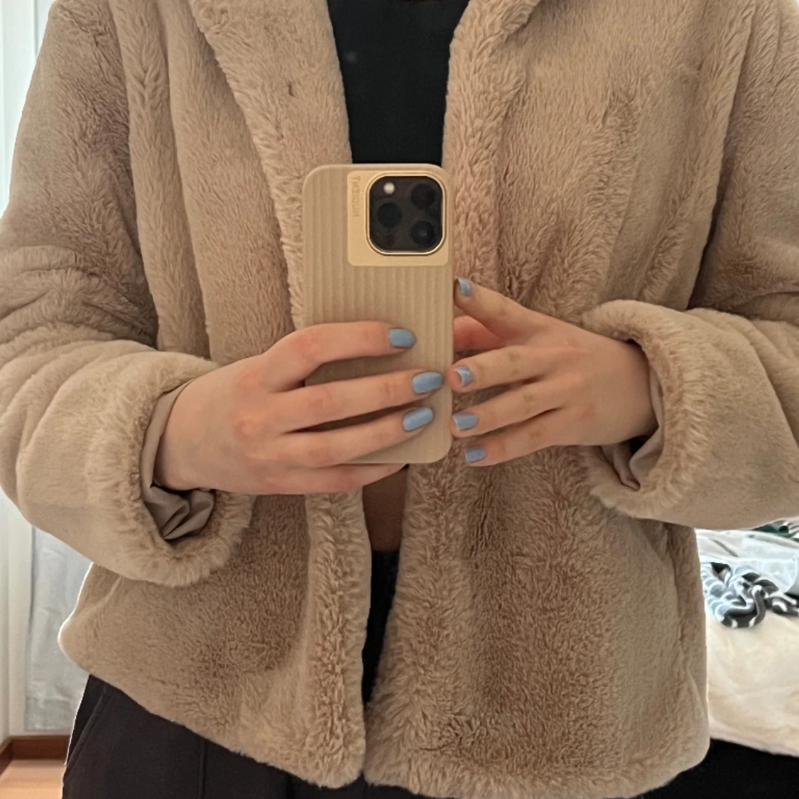 Mjuk beige pälsjacka  - 90