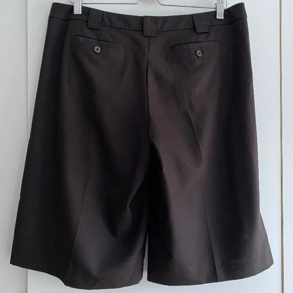 Storlek: 42 Material: 65% polyester, 35% Viskos Skick: Inga anmärkningar . Shorts.