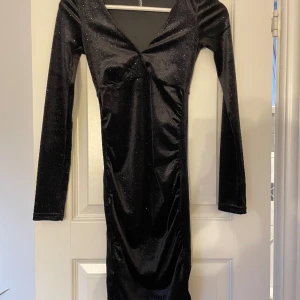 Tajt klänning  - Svart tajt klänning som glittrar, passar till fest, köpt från H&M i storlek xss. Bra skick. 