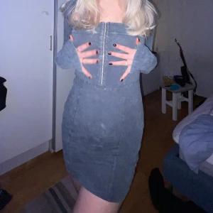 Långärmad klänning 🌸 - Långärmad klänning, använd två gånger😊 Passar bra till fest, sommar, middagar 🤩 