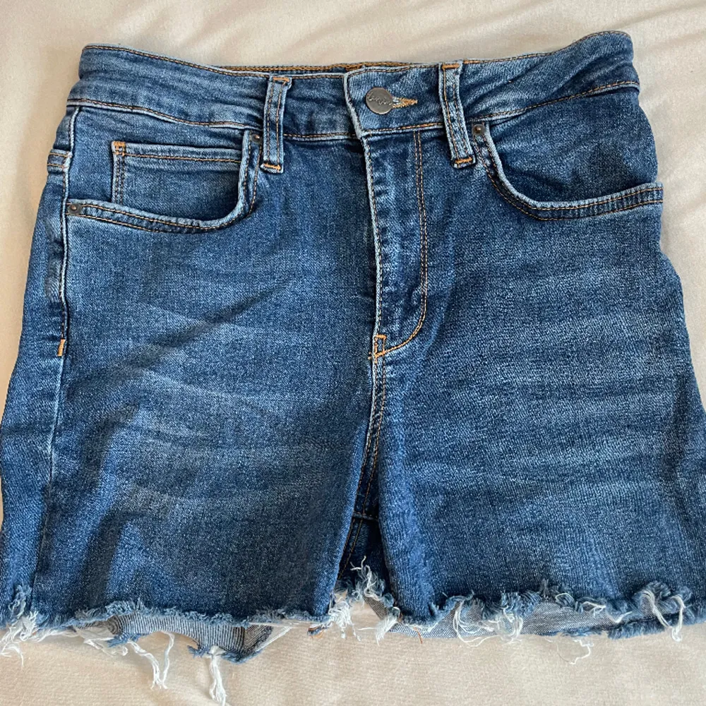 Ett par av klippta jeans som är storleken S på, nej som passar Xs också!🤍 Perfekta till sommaren!!!✨Dem är taighta. . Shorts.