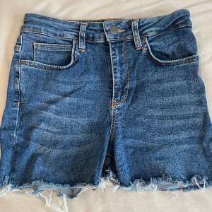 Ett par av klippta jeans som är storleken S på, nej som passar Xs också!🤍 Perfekta till sommaren!!!✨Dem är taighta. 