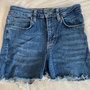 Jeans shorts  - Ett par av klippta jeans som är storleken S på, nej som passar Xs också!🤍 Perfekta till sommaren!!!✨Dem är taighta. 