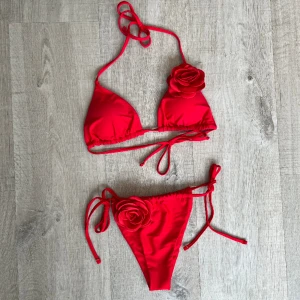 Röd bikini  - Säljer denna röda bikini i stl S. Aldrig använd. 