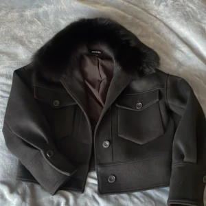 Meotine jacka  - Bellstälde två lika dana jackor i olika storlekar. Nu går inte den ena att returnera, jackan på bilderna är den jag har nu. Den jag vill sälja är helt orörd och inslagen fortfarande ligger i sin kartong som den kom  postad i. Jackan är samma modell❤️