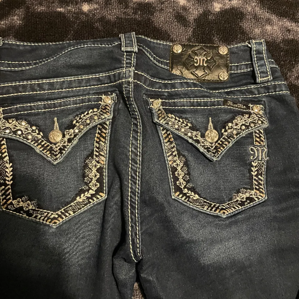 Jätte fina miss me jeans som är använda ett fåtal gånger och ser ut som nya inga hål eller defekter på dom. Säljer för att dom är lite för korta för min smak( är 170 lång) skriv i dm för att köpa 😊🩷 . Jeans & Byxor.
