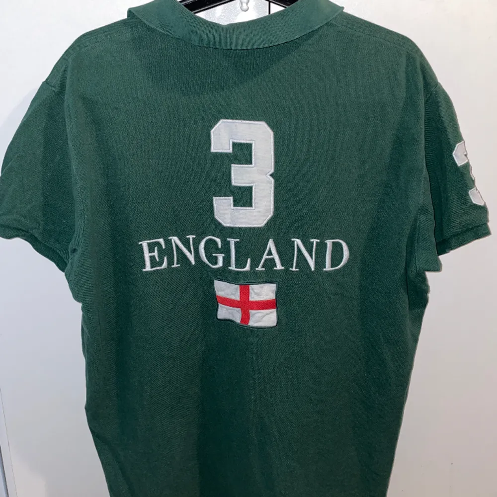 Ralph lauren England Pike 🏴󠁧󠁢󠁥󠁮󠁧󠁿 Strl Large sitter som Medium 52x67   . T-shirts.