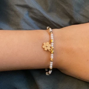 Pärlarmband med berlock - En supersnyggt pärlarmband med en guld berlock! Köp nu för 79kr💕