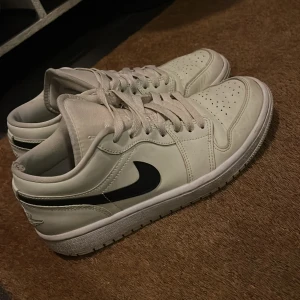 Jordans  - säljer nu mina jordans i stl 39 (25cm) i bra skick. finns lite slitningar som jag tagit kort på dom två sista bilderna. bortsett ifrån slitningarna är dom så fina! hör av dig vid frågor🤍