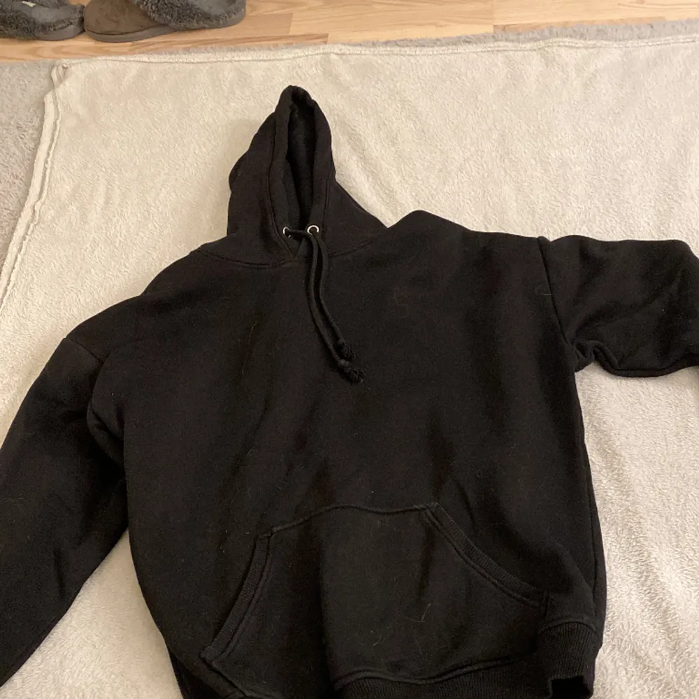 Säljer min svarta hoodie från bikbok, använd en del men har inga skador eller fläckar. Tvättar innan köp.. Hoodies.