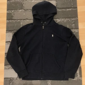 Ralph lauren zip hoodie - Säljer en helt ny Ralph lauren zip hoodie!  (Nypris 2100)  (Skick 10/10)   (Orginallappar finns kvar)  Skriv vid minsta fundering! 