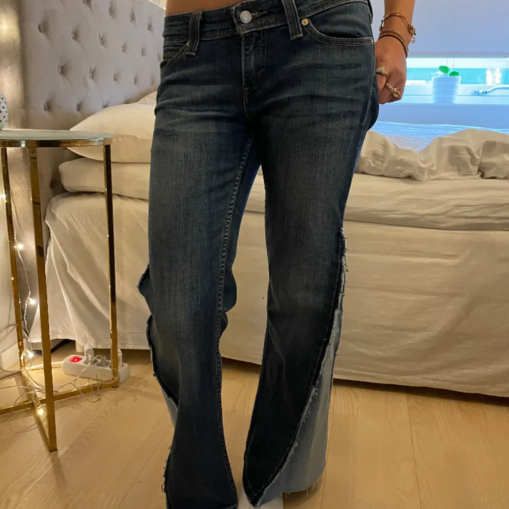 Sjukt coola, snygga och unika jeans jag sytt själv!  Skriv privat för frågor!💞💞 Modellen är 170!. Jeans & Byxor.