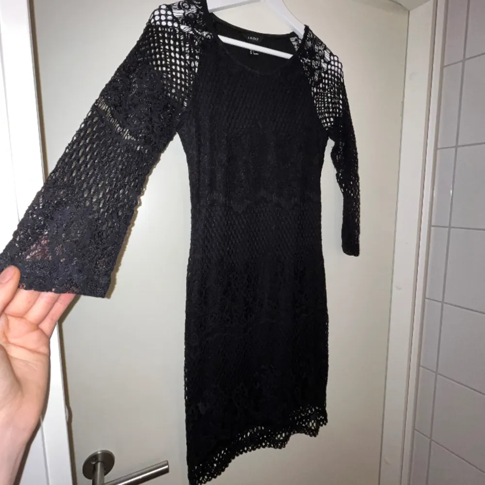 En jättefin svart spetsklänning! Slutar typ precis ovanför knäna på mig som är 168. Ärmarna går ner över armbågen. Endast använd en gång, är i nyskick! Från Lindex, storlek S.. Mekot.