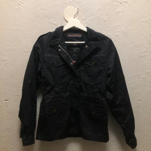 Snoot jacka  - Tja, säljer nu denna Snoot jacka i nyskick, aldrig använd. 10/10 skick, storlek XS skulle kunna passa en liten S.  Skriv vid fler funderingar!  Mvh Regíno 