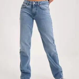 Low Waist Straight Leg Jeans från Nelly, slutsålda på hemsidan. super snygga & helt nya , endast provade. Beställde i två storlek därav säljer jag det andra paret☺️