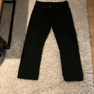 Levis Jeans - Säljer ett par as feta levis jeans i modellen 752. De är storlek 36W/32L. De är i fint skick och inga hål eller sådant. Kan gå ned i pris vid snabb affär, mvh