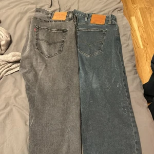 Levis 501 jeans - Säljer nu mina Levis 501 jeans, säljer för dem är för stora för mig nu. Använda men inga hål eller nått på dem, 38/32 är storlekerna. Man köper båda byxorna!