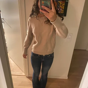 Stickad tröja - Säljer denna snygga stickade tröjan, då den inte kommer till användning längre. Den passar till exakt allt!! Pris kan diskuteras och fler bilder kan alltid skickad💕💕