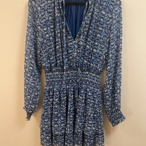 klänning från zara - jätte fin klänning i väldigt fint skick. använd fåtal gånger och har inget täcken på användning. skriv för fler bilder