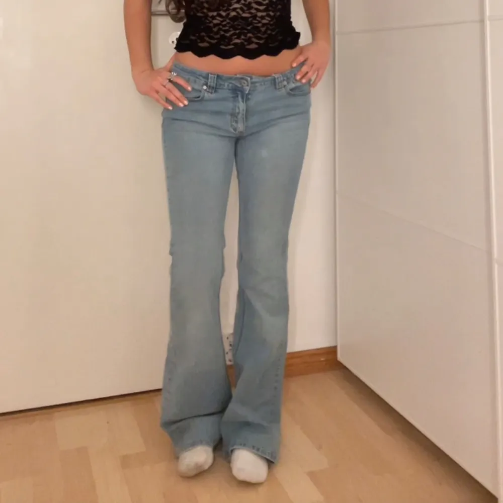 Superfina lågmidjade jeans!💓 midjemått:80cm Innerbenslängd:79cm. Jeans & Byxor.