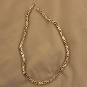 Kejsarlänk - Hej säljer min kejsarlänk mer info är det bara att höra av sig. 55 cm lång 7mm bredd 925 silver 