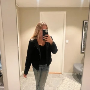 Svart Teddy jacka  - Svart Teddy jacka, storlek 170 men passar bra till S. Manchester material på insidan och mjukt Teddy material på insidan. 