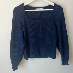 Stickad blå tröja  - Superfin stickad blå tröja! Köpt från Mango, strl S💙