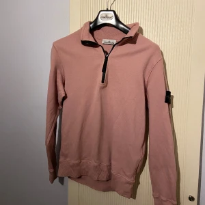 Stone island half zip - Säljer min stone island half zip då jag inte använder den längre. Inga märken, revor eller fläckar. Strl M. Kvitto ska finnas så om du vill ha det kan jag leta fram de. Köpt på NK.