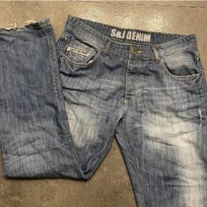 ett par y2k jeans från s&j denim! jätte fina och typ ljus-washed? :))