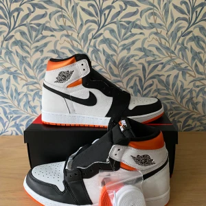 Jordan 1 electro orange - Jordan 1 electro orange i storlek 43. Sprillans nya inte ens testade! Kommer med tre olika skosnören! Går att mötas upp eller så skickas skorna med en extra kostnad. Pris går att diskuteras! 🤝🤍🧡