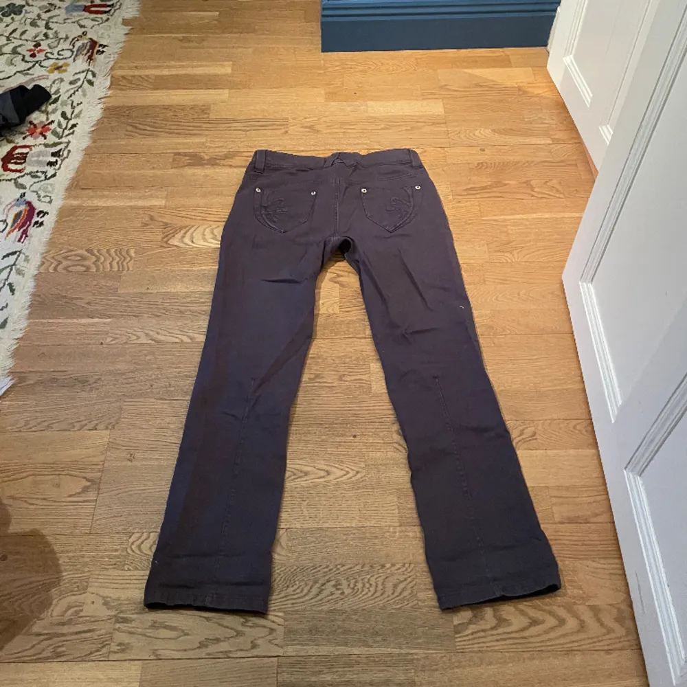 Lågmidjade utsvängda jeans i lila färg💜  Midjemått= 41 cm Innerbenslängd= 79 cm . Jeans & Byxor.