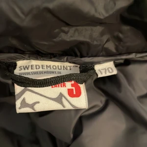 Swedemount jacka  - Skön jacka. Säljer min jacka för att jag vill köp en större jacka då den här börjar bli för liten Leverans tid 1-2 dagar