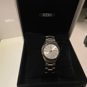 Seiko snxs73k - Vårt pris 1049 Nypris 1300 Kaliber 7s26 30M vattenresistens  Ungefärlig foddiameter: 35 mm  Ungefärlig falltjocklek: 12 mm  Skick 8/10