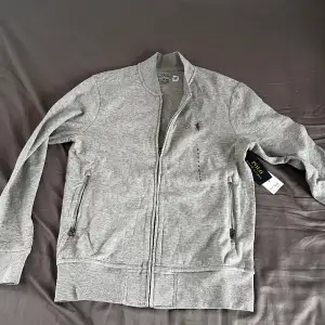 Oanvänd ralph lauren cardigan  Cond : 10/10 tags kvar Nypris 1500kr Storlek S  Unisex