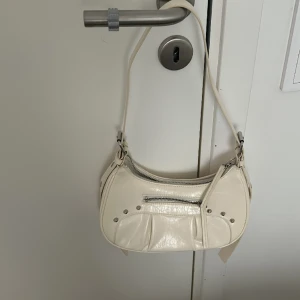 väska  - säljer denna gulliga väska från monki, har aldrig använt den ❤️❤️