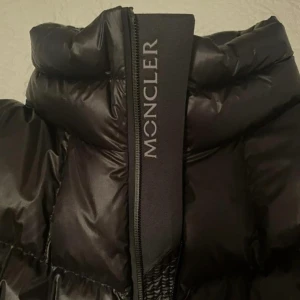 NY Moncler Herr Jacka - Jackor & ytterplagg, stl. 48 (M), Herr Ny Moncler Canmore Jacka; M storlek, Svart. Utan att använda.   Nytt pris: 13.500 SEK  Köptes i NK  Det finns Kvitto 7.000 kr