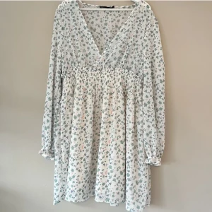 Klänning  - Sommarklänning. Aldrig använd med prislapp kvar🩵