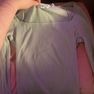 Ribbstickad topp, fyrkantig halsringning, na-kd (mint grön) - Jätte fin tröja använd få gånger, fortfarande i bra skick. Inte länge min typ av kläder. Storlek xs men är stretchig så kan passa större för jag är M. Orginalpris 249kr