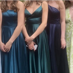 Grön balklänning  - En jättefin balklänning i väldigt bra skick, använd endast en gång💛 Den går att justera i ryggen vilket gör att den passar flera storlekar💛