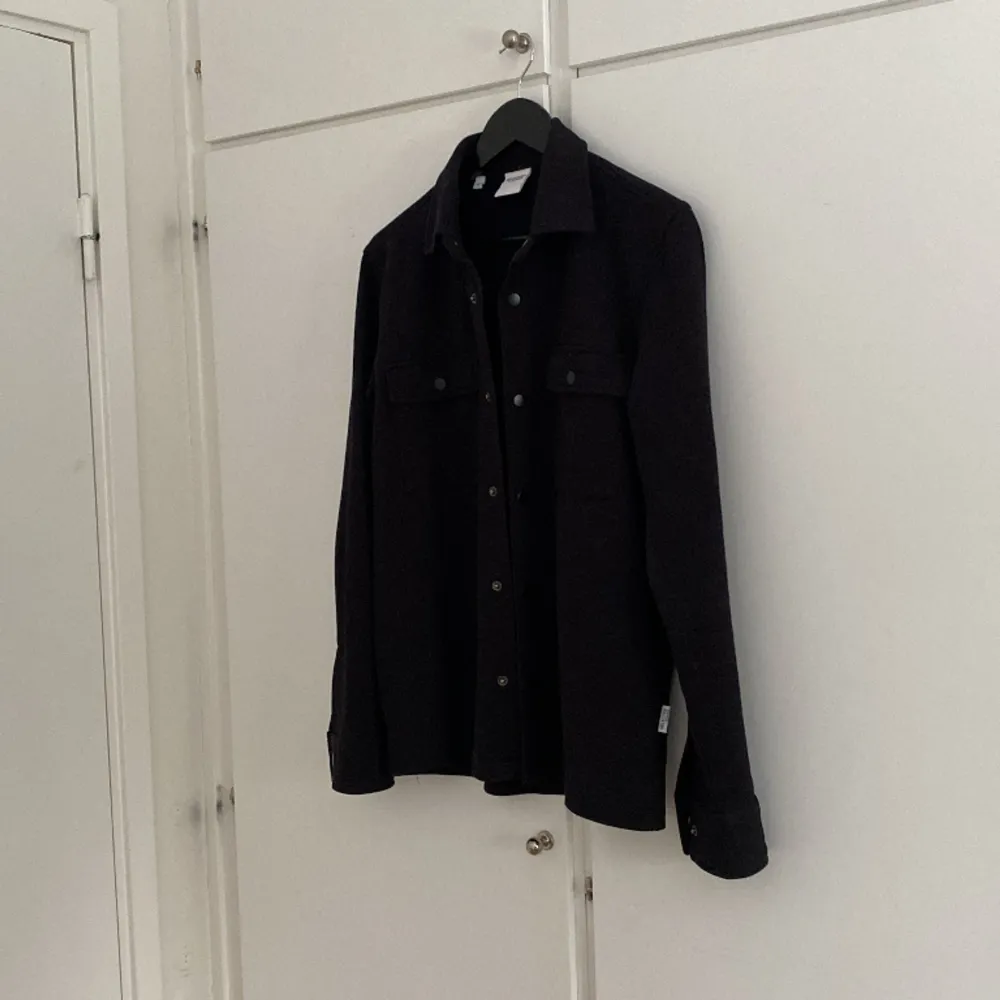 En svart Overshirt från Selected Homme. Något stor i storleken, använd två gånger! Pris kan diskuteras . Skjortor.