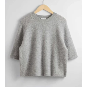 Stickad T-shirt - Säljer en helt oanvänd tröja från &other stories. Denna tröjan passade tyvärr inte min stil så därför säljer jag den. Skriv vid frågor🫶🏼Orginal pris på hemsidan är 690kr